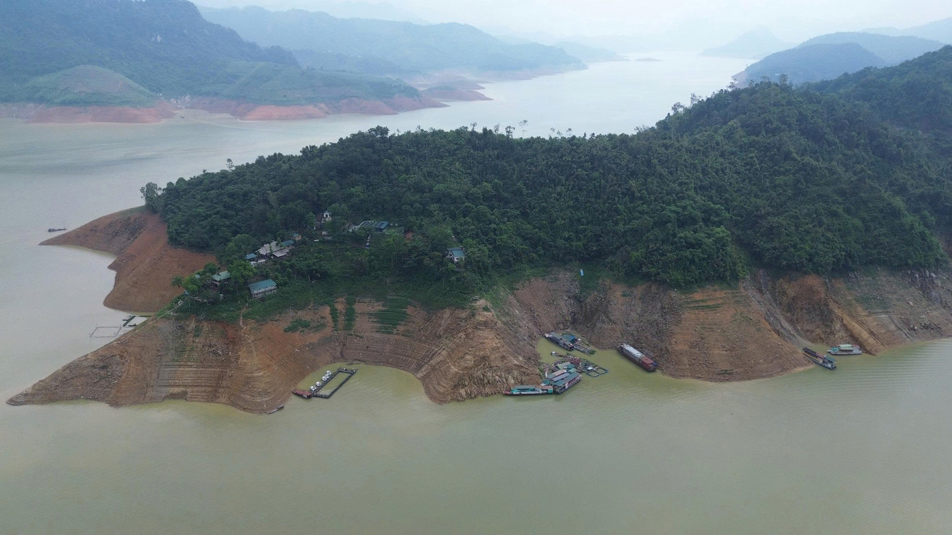 Anh Nguyễn Văn Nam, người nuôi cá trên hồ Hòa Bình cho biết: “Mấy chục năm nuôi cá, tôi chưa bao giờ chứng kiến mực nước hồ thủy điện Hòa Bình xuống thấp như bây giờ. Nước xuống thấp, đục, thiếu ô xy dẫn đến cá lồng chết rất nhiều. Trong đợt này, gia đình tôi thiệt hại 2 tấn cá”.