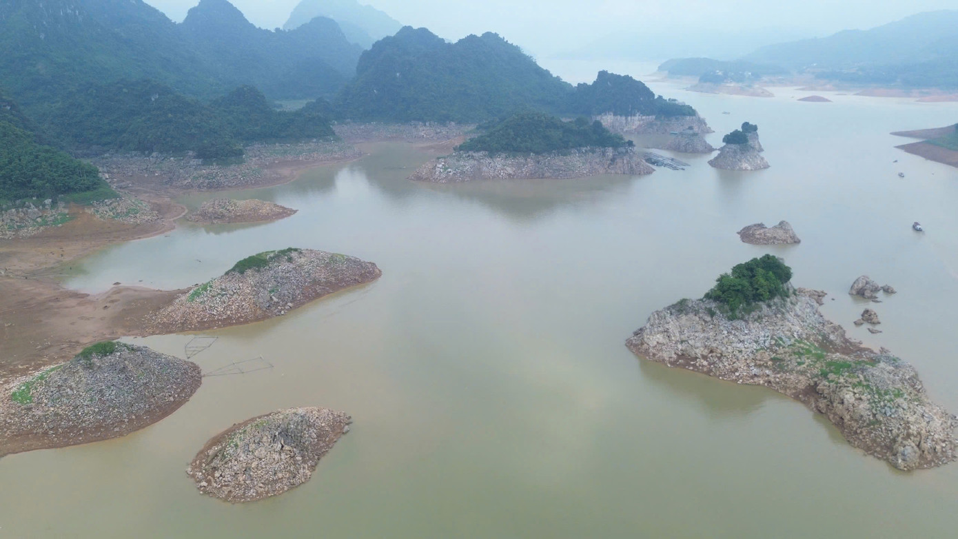 Nước hồ thủy điện Hòa Bình cạn trơ đáy.