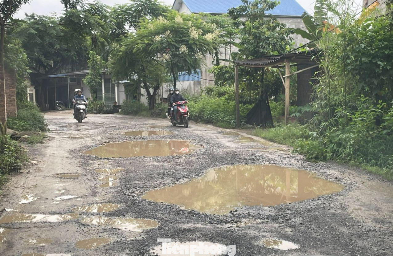 Một đoạn đường bị xe quá tải cày nát.