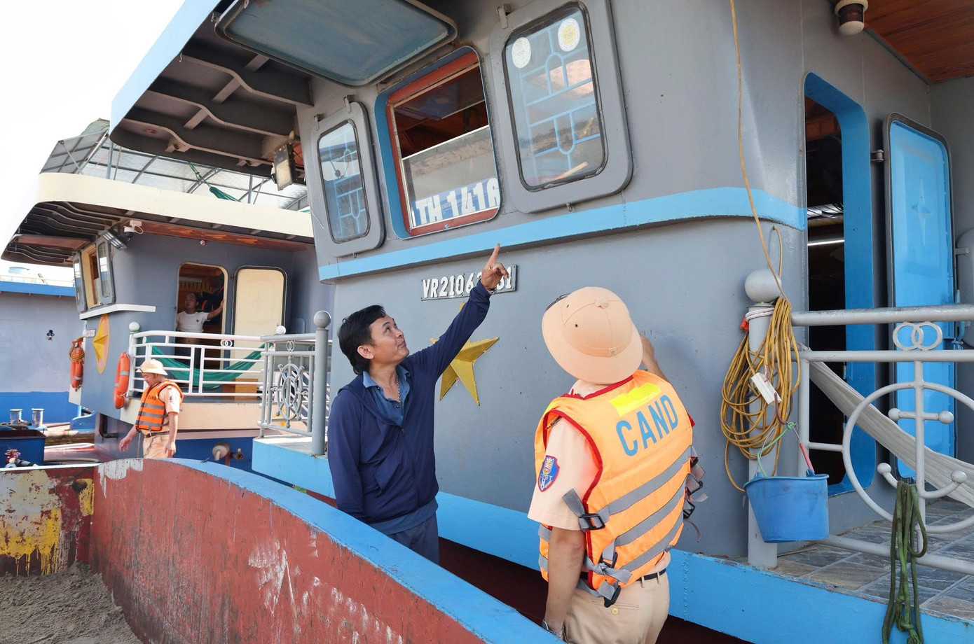 Cảnh sát Đường thủy tỉnh Phú Thọ tổng kiểm soát các phương tiện có gắn thiết bị bơm, hút cát sỏi.