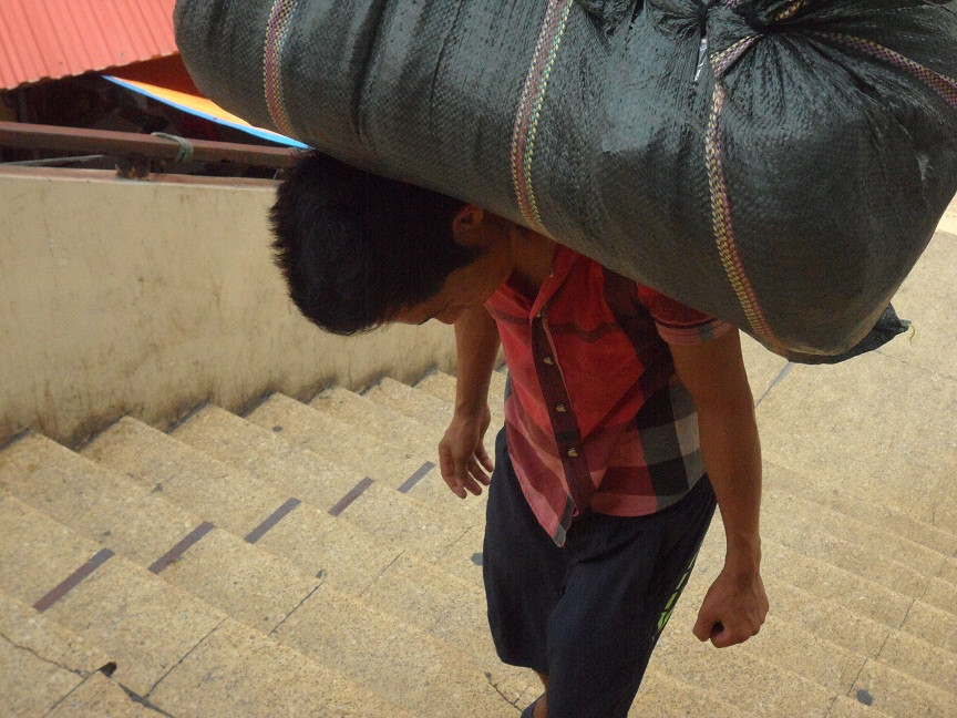 Anh Hùng (Quê Nam Định) mồ hôi đầm đìa, giọng mệt lử: “Tôi làm ở đây cũng được 2 năm rồi. Lương trung bình là 3 triệu/ tháng. Biết là vất vả cực nhọc, làm nắng nóng, khắc khổ nhưng có việc làm vẫn hơn”.