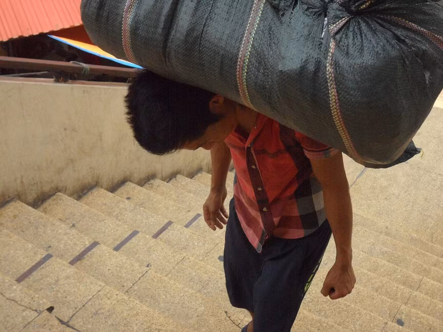 Anh Hùng (Quê Nam Định) mồ hôi đầm đìa, giọng mệt lử: “Tôi làm ở đây cũng được 2 năm rồi. Lương trung bình là 3 triệu/ tháng. Biết là vất vả cực nhọc, làm nắng nóng, khắc khổ nhưng có việc làm vẫn hơn”.