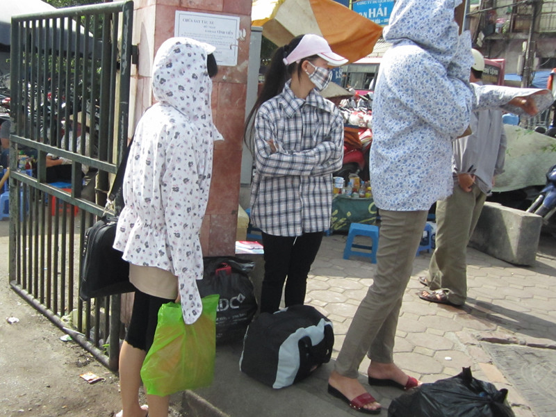 Rất nhiều thí sinh phải chờ ở ngoài cổng bến xe