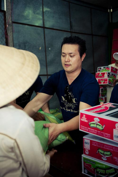 Minh Chánh trong một chuyến từ thiện về Trà Vinh