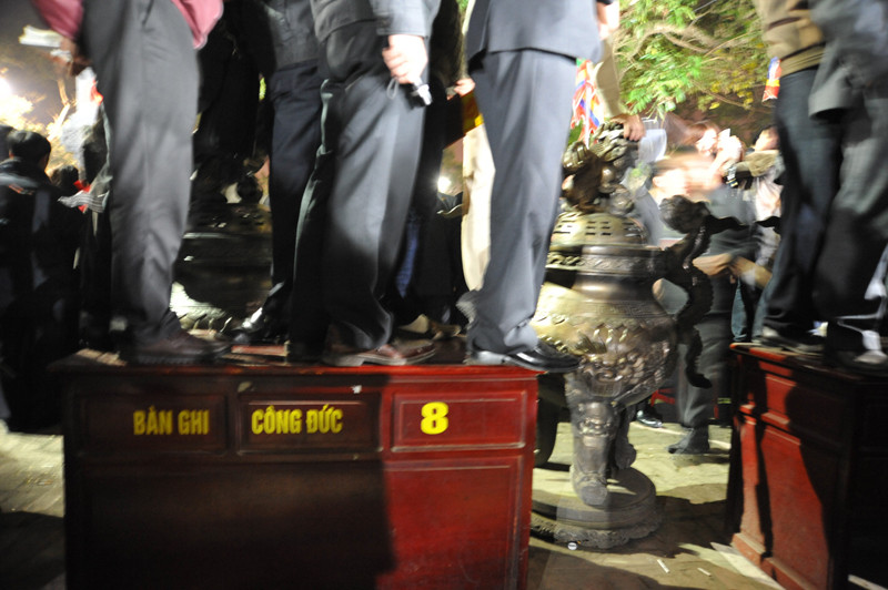 Dẫm lên hòm công đức