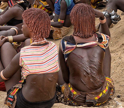 Bộ lạc nào phụ nữ đầy vết sẹo trên lưng do bị chồng đánh?