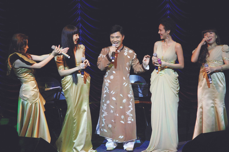 Quang Linh và 5 Dòng Kẻ biểu diễn ăn ý. Ảnh: N.M.Hà