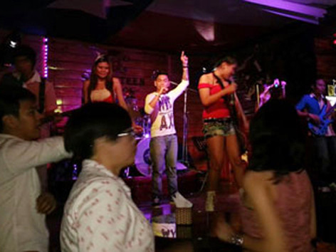 Không ít quý bà hào hứng gia nhập vào các câu lạc bộ để săn phi công