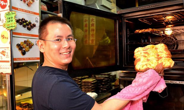 Low Keen - ông chủ của gian hàng bán món mỳ tôm kiểu Singapore Bài viết: http://news.zing.vn/Cu-nhan-bo-luong-5000-do-di-ban-my-tom-post358803.html#home_cate.tinmoi Nguồn Zing News 