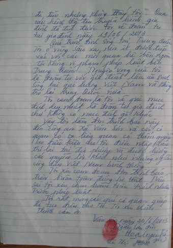 Không biết tiếng Việt nên trong bản khai với công an, chị Hoa phải điểm chỉ. Ảnh: Lê Hoàng