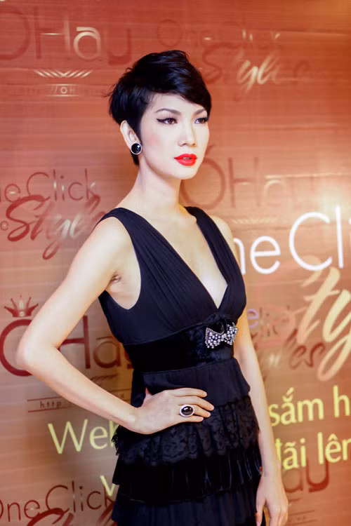 Xuân Lan với những đường khoét ngực chếch quá một góc 45 độ, chỉ đủ khoe khéo 1/3 khe ngực quyến rũ