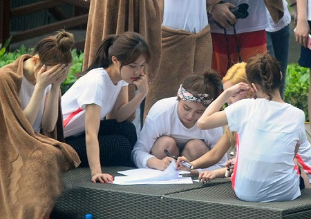 Những ngôi sao nôi tiếng đến với Hà Nội trong năm 2013 Tháng 3, dàn sao Kpop hùng hậu đã đổ bộ tới Hà Nội để ghi hình chương trình “Let's go Dream Team”. Những ngôi sao nổi tiếng tham gia chương trình này có nhóm nhạc T-Ara, Minho của nhóm Shinee, Jia của nhóm Miss A, Dongjun của nhóm Ze:A