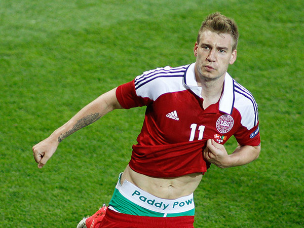 Bendtner khoe quần. Ảnh: Getty Images