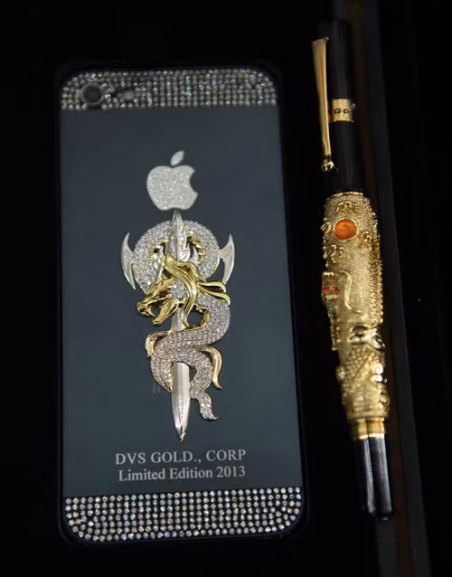 Phiên bản iPhone 5 nạm kim cương tổng hợp 888 viên