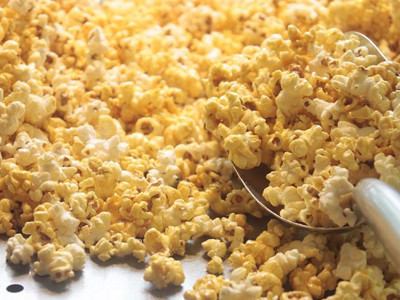 Bắp rang bơ là một trong nhiều món ăn yêu thích của các bạn trẻ. Ảnh internet. Bắp rang bơ là một trong nhiều món ăn yêu thích của các bạn trẻ. Ảnh internet