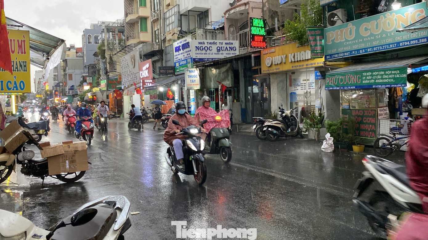 Mưa dông ở TPHCM và Nam bộ sẽ có xu hướng gia tăng từ ngày 9-10/5. Ảnh minh họa: Hữu Huy