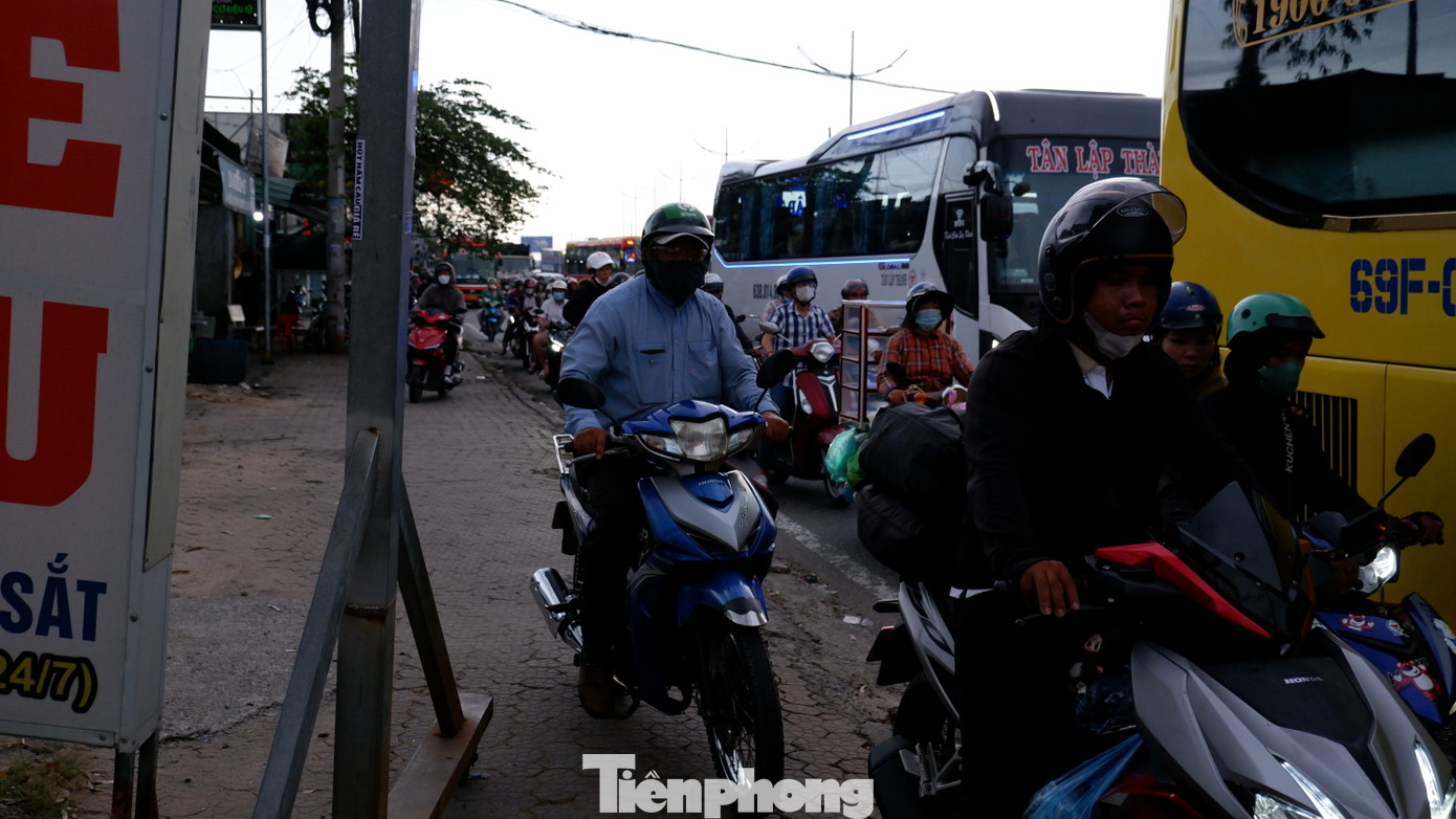 Theo ghi nhận của phóng viên, đèn đỏ ở các nút giao thông kết hợp lưu lượng phương tiện tăng cao khiến dòng chờ kéo dài, tuy nhiên, không xảy ra ùn ứ quá lâu.