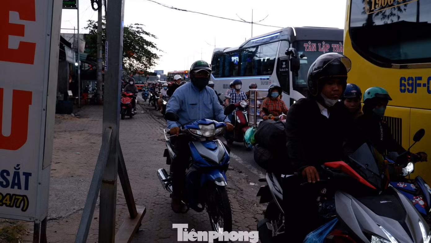 Theo ghi nhận của phóng viên, đèn đỏ ở các nút giao thông kết hợp lưu lượng phương tiện tăng cao khiến dòng chờ kéo dài, tuy nhiên, không xảy ra ùn ứ quá lâu.