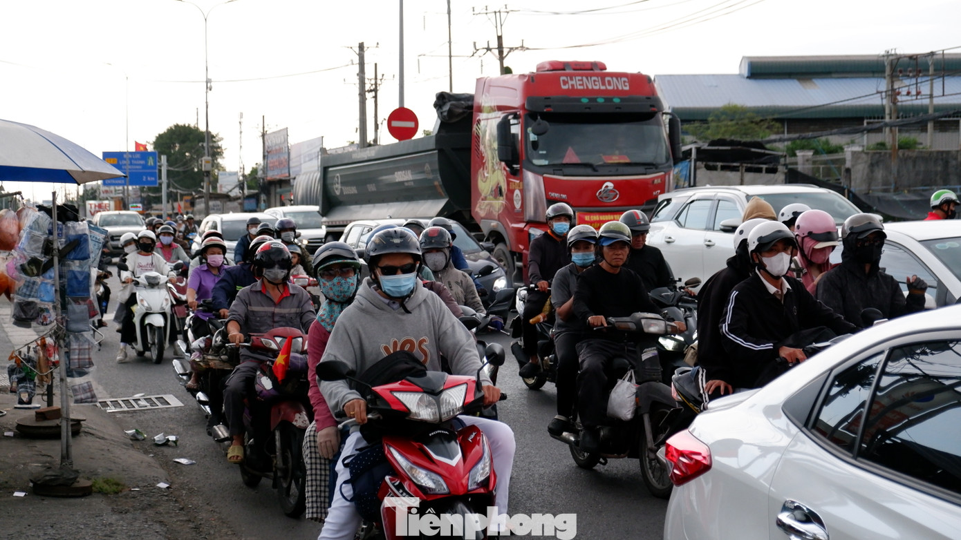 Giao thông trên tuyến quốc lộ 1 - đường Lê Khả Phiêu (đoạn qua huyện Bình Chánh) bắt đầu đông đúc từ khoảng 17 giờ 30.