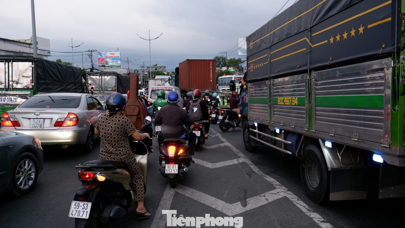 Phương tiện xếp hàng di chuyển chậm từ cầu vượt nút giao thông Bình Thuận đến nút giao giữa đường Lê Khả Phiêu - đường Hoàng Đạo Thúy.