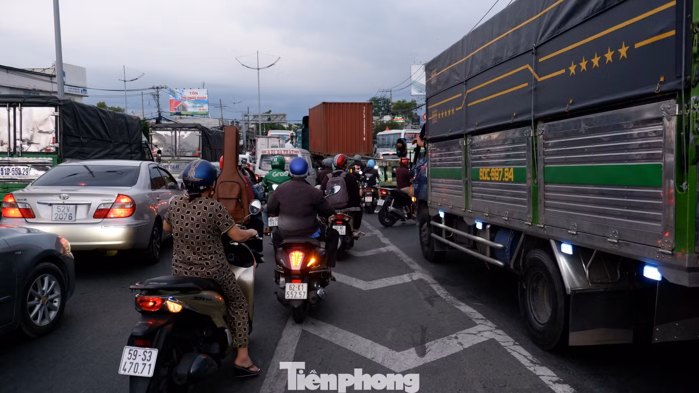 Phương tiện xếp hàng di chuyển chậm từ cầu vượt nút giao thông Bình Thuận đến nút giao giữa đường Lê Khả Phiêu - đường Hoàng Đạo Thúy.