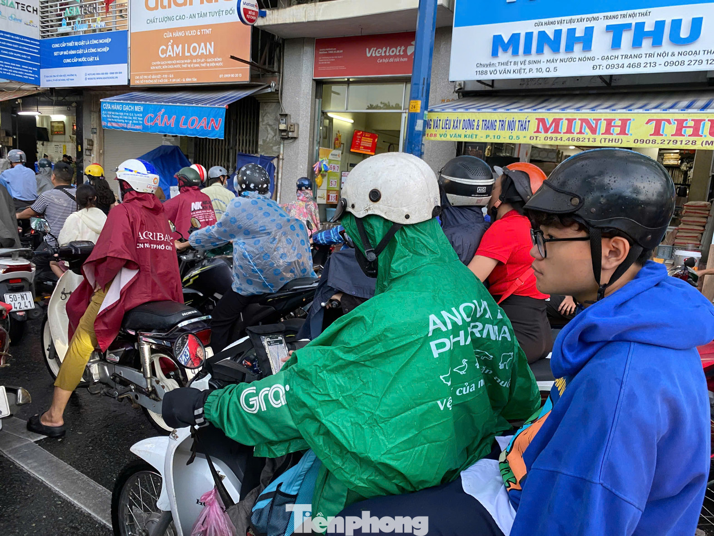 Người và phương tiện nhích từng chút trên đường Võ Văn Kiệt (đoạn từ điểm giao với đường Ngô Quyền đến đường Hải Thượng Lãn Ông, quận 5). Người và phương tiện nhích từng chút trên đường Võ Văn Kiệt (đoạn từ điểm giao với đường Ngô Quyền đến đường Hải Thượng Lãn Ông, quận 5).