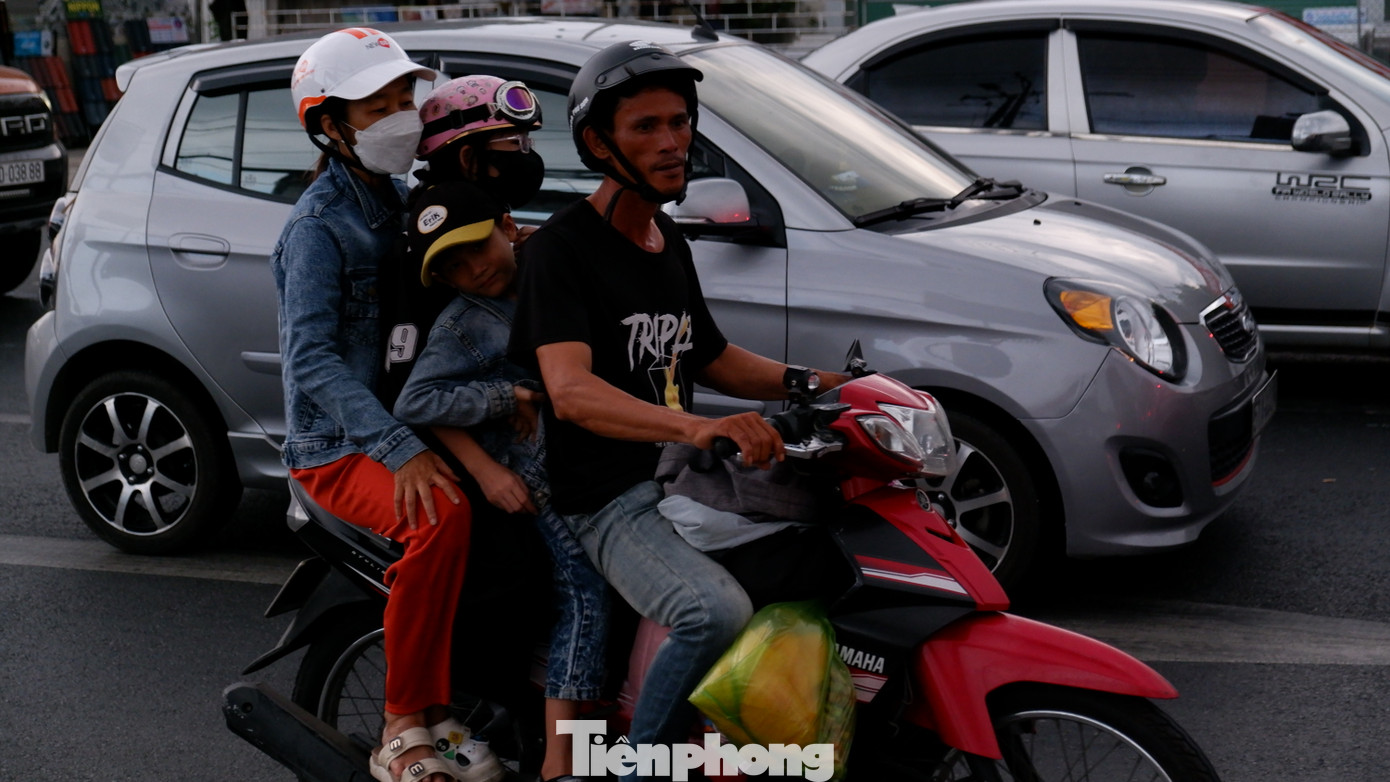 Người dân lỉnh kỉnh đồ đạc, hành lý quay trở lại TPHCM sớm dù chưa kết thúc kỳ nghỉ 30/4 - 1/5.