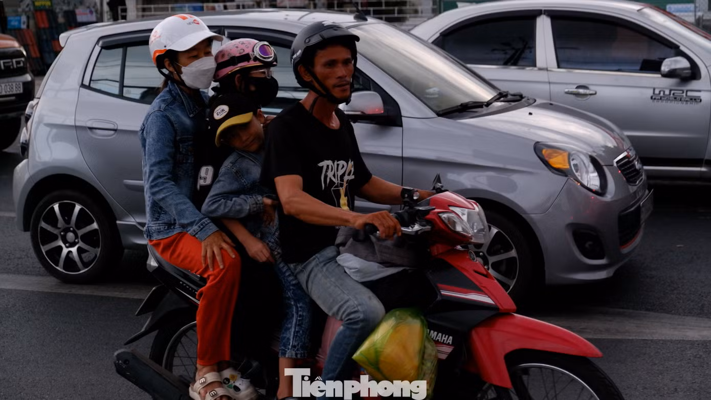 Người dân lỉnh kỉnh đồ đạc, hành lý quay trở lại TPHCM sớm dù chưa kết thúc kỳ nghỉ 30/4 - 1/5.