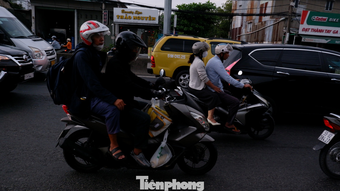 Người dân lỉnh kỉnh đồ đạc, hành lý quay trở lại TPHCM sớm dù chưa kết thúc kỳ nghỉ 30/4 - 1/5.