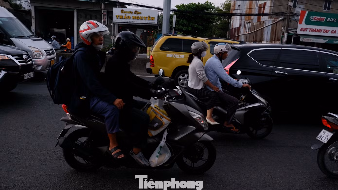 Người dân lỉnh kỉnh đồ đạc, hành lý quay trở lại TPHCM sớm dù chưa kết thúc kỳ nghỉ 30/4 - 1/5.