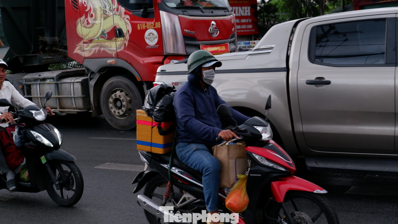Người dân lỉnh kỉnh đồ đạc, hành lý quay trở lại TPHCM sớm dù chưa kết thúc kỳ nghỉ 30/4 - 1/5.