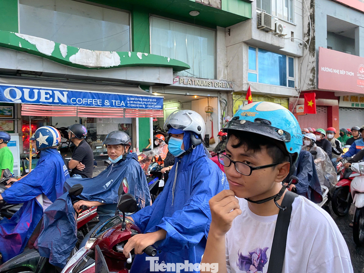 Người và phương tiện nhích từng chút trên đường Võ Văn Kiệt (đoạn từ điểm giao với đường Ngô Quyền đến đường Hải Thượng Lãn Ông, quận 5). Người và phương tiện nhích từng chút trên đường Võ Văn Kiệt (đoạn từ điểm giao với đường Ngô Quyền đến đường Hải Thượng Lãn Ông, quận 5).