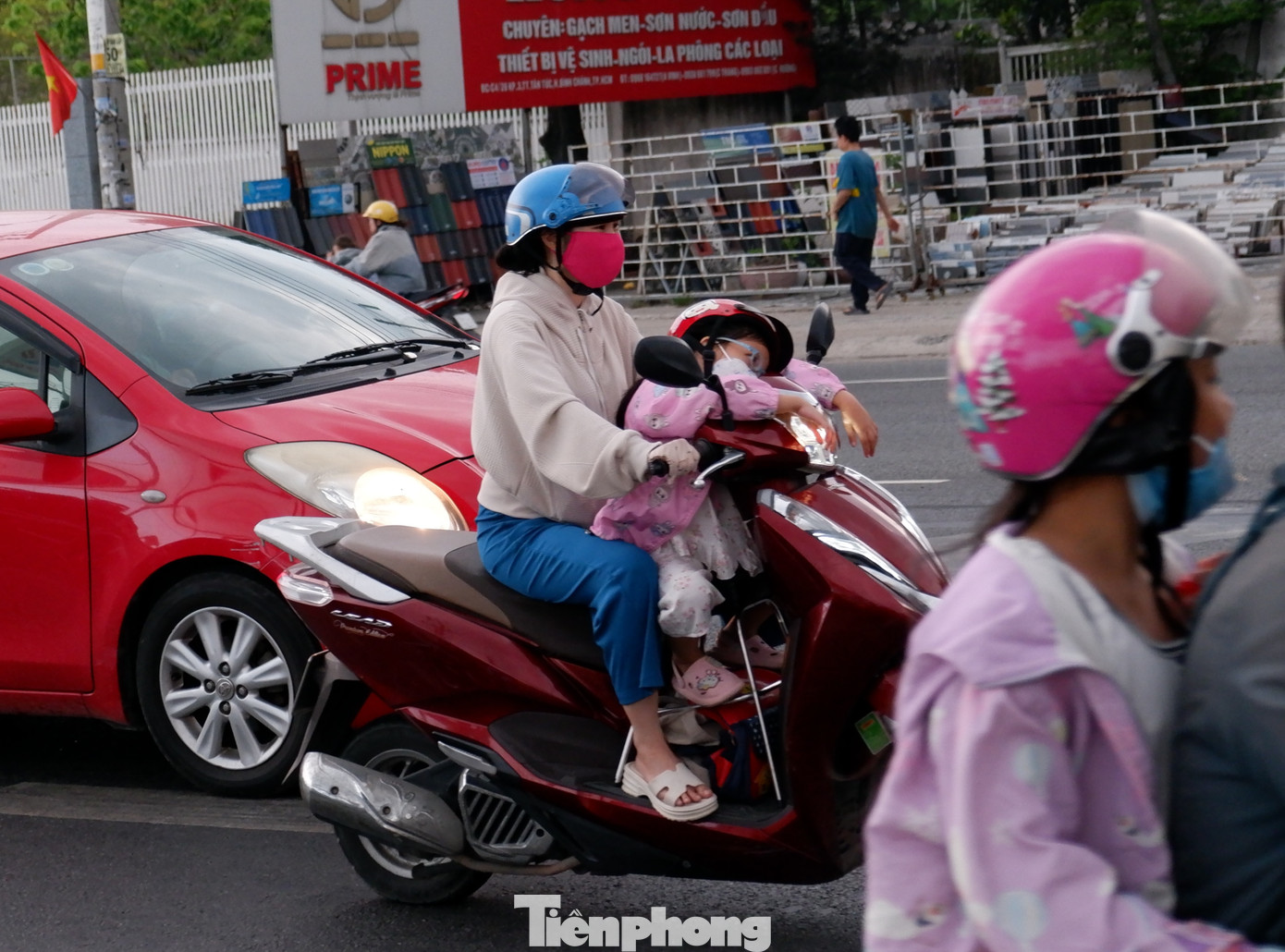 Nhiều trẻ theo chân phụ huynh quay trở lại thành phố sau kỳ nghỉ lễ.