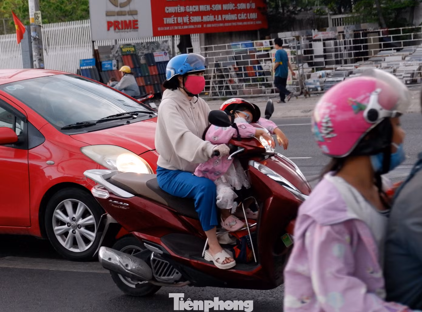 Nhiều trẻ theo chân phụ huynh quay trở lại thành phố sau kỳ nghỉ lễ.