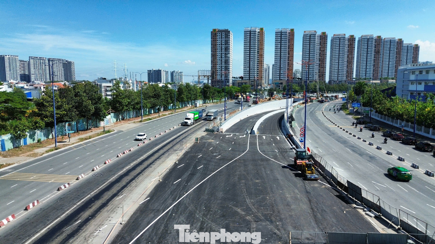 Sau khi thông xe vào ngày 9/5 tới đây, các phương tiện di chuyển hướng từ hầm Thủ Thiêm, theo đường Mai Chí Thọ sẽ đi dưới hầm chui HC1 để vào cao tốc TPHCM - Long Thành - Dầu Giây mà không cần dừng chờ đèn đỏ ở nút giao với đường Đồng Văn Cống.