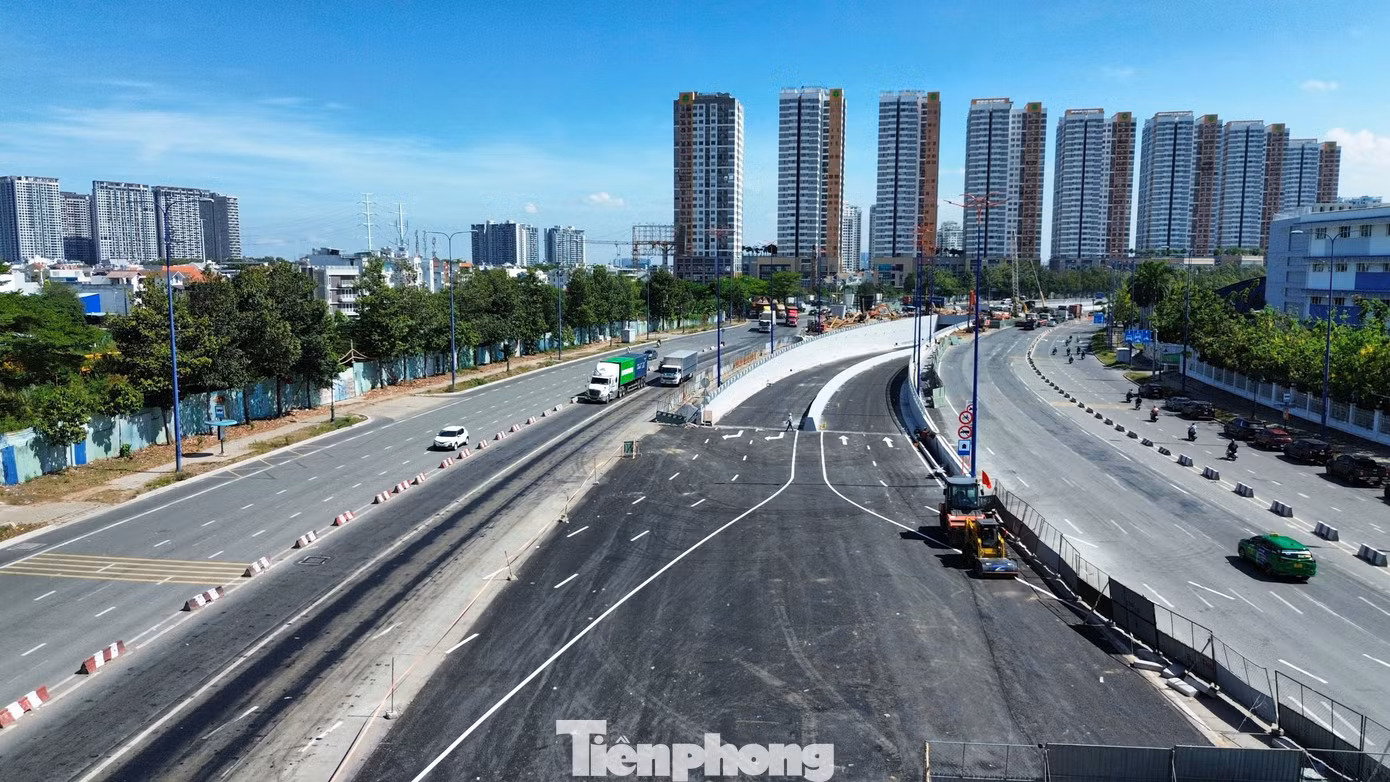 Sau khi thông xe vào ngày 9/5 tới đây, các phương tiện di chuyển hướng từ hầm Thủ Thiêm, theo đường Mai Chí Thọ sẽ đi dưới hầm chui HC1 để vào cao tốc TPHCM - Long Thành - Dầu Giây mà không cần dừng chờ đèn đỏ ở nút giao với đường Đồng Văn Cống.