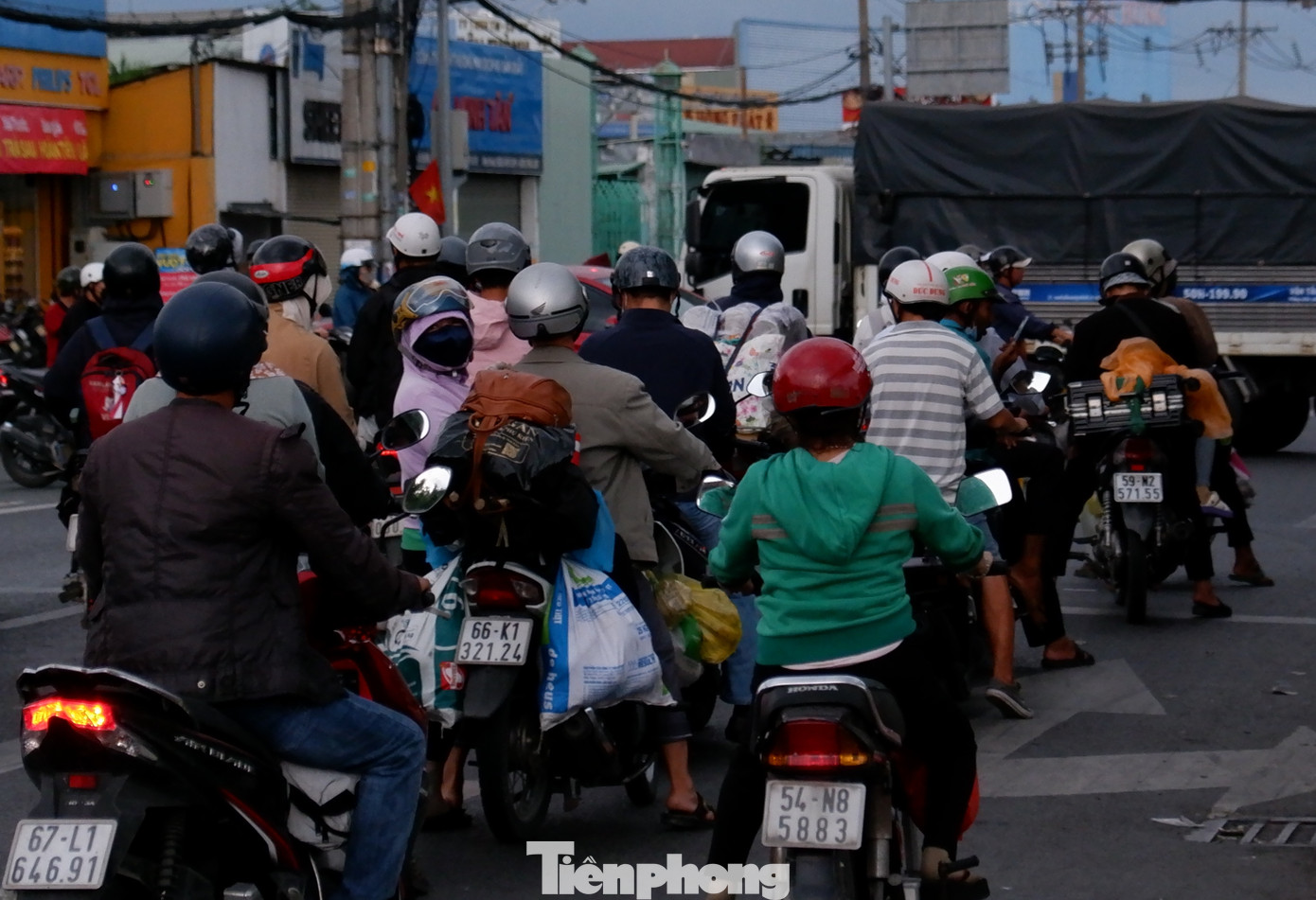 Chia sẻ với phóng viên, anh Nguyễn Nhựt Đăng (quê Vĩnh Long) cho biết: "Do ngày mai là ngày cuối của kỳ nghỉ, khả năng kẹt xe, ùn tắc rất cao. Do đó, chiều nay tôi chọn quay trở lại TPHCM sớm để nghỉ ngơi và bắt đầu công việc vào ngày đầu tuần".