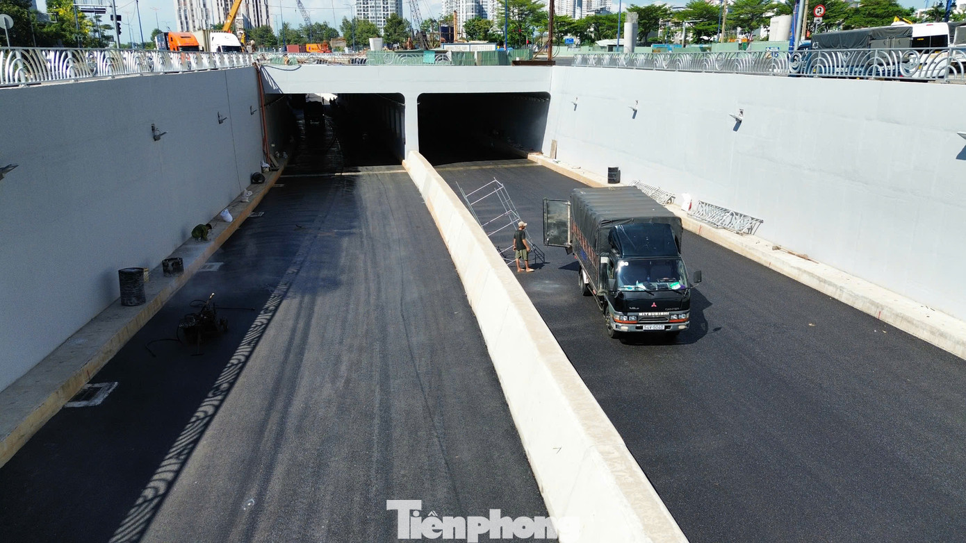 Hầm HC1 có chiều dài 480m, thiết kế 4 làn xe. Trước đó, Ban Giao thông TPHCM dự kiến thông xe kỹ thuật hầm hạng mục này đúng dịp 30/4. Tuy nhiên, việc chậm hoàn thiện hệ thống trạm bơm đã ảnh hưởng đến tiến độ thông xe. Theo Ban Giao thông, do địa chất phức tạp và mạch nước ngầm là nguyên nhân khiến công trình chậm hơn kế hoạch ban đầu.