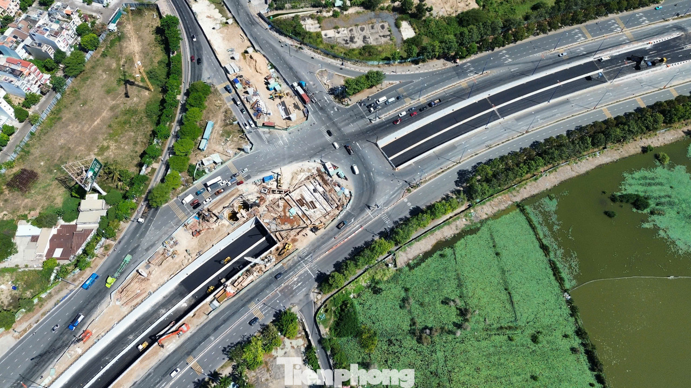 Hầm chui HC1 (gói thầu HC1-01) thuộc dự án nút giao thông An Phú (TP.Thủ Đức) có tổng vốn đầu tư hơn 341 tỷ đồng. Công trình nằm tại điểm giao giữa đường Mai Chí Thọ và đường Đồng Văn Cống.