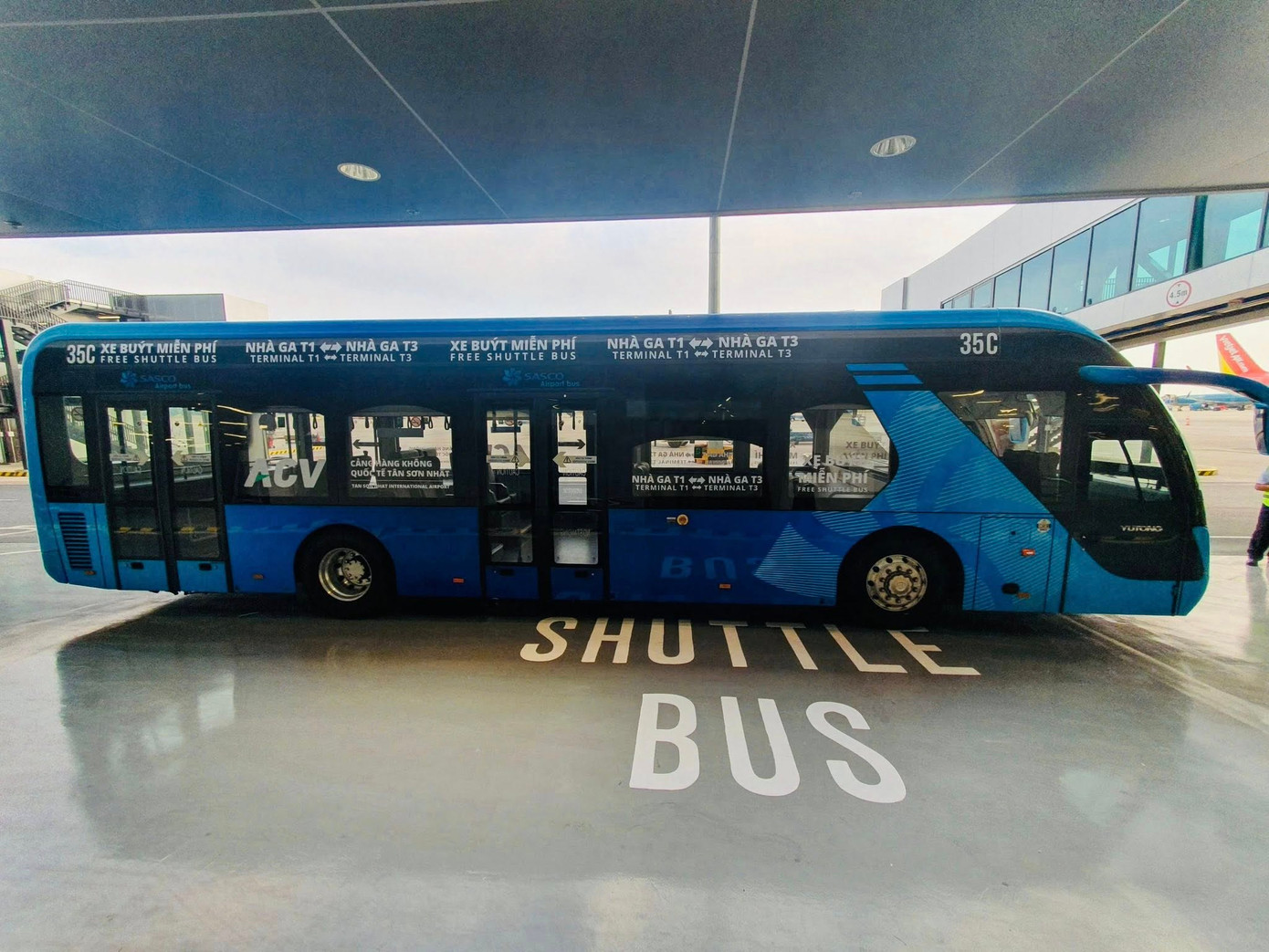 Xe trung chuyển miễn phí trong sân bay Tân Sơn Nhất phục vụ hành khách nối chuyến từ ga T3 sang T1. Ảnh: Cảng HKQT Tân Sơn Nhất Xe trung chuyển miễn phí trong sân bay Tân Sơn Nhất phục vụ hành khách nối chuyến từ ga T3 sang T1. Ảnh: Cảng HKQT Tân Sơn Nhất