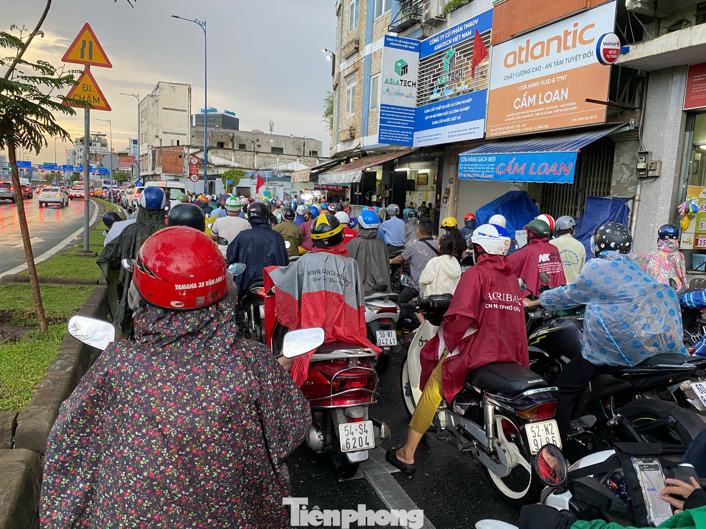 Phương tiện đông đúc trên đường Võ Văn Kiệt sau cơn mưa lớn đầu mùa. Phương tiện đông đúc trên đường Võ Văn Kiệt sau cơn mưa lớn đầu mùa.