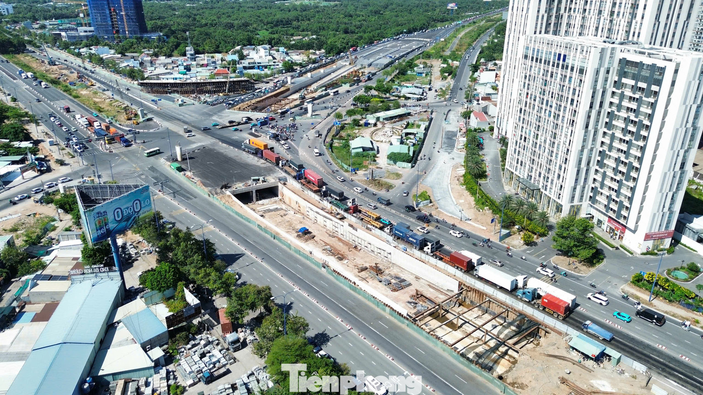 Hiện hầm chui HC2 (kết nối từ cao tốc TPHCM - Long Thành - Dầu Giây vào đường Mai Chí Thọ) đã đạt khoảng 70% khối lượng thi công, chủ đầu tư dự kiến hạng mục này sẽ hoàn thành vào cuối năm nay. Khi hầm chui HC2 thông xe, phương tiện từ cao tốc TPHCM - Long Thành sẽ đi xuống hầm chui để rẽ trái ra đường Mai Chí Thọ, hướng về hầm vượt sông Sài Gòn (hầm Thủ Thiêm).