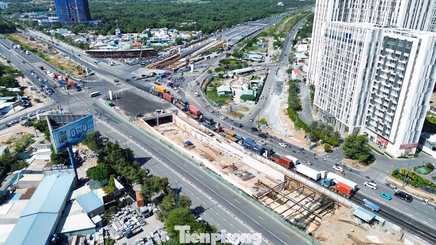 Hiện hầm chui HC2 (kết nối từ cao tốc TPHCM - Long Thành - Dầu Giây vào đường Mai Chí Thọ) đã đạt khoảng 70% khối lượng thi công, chủ đầu tư dự kiến hạng mục này sẽ hoàn thành vào cuối năm nay. Khi hầm chui HC2 thông xe, phương tiện từ cao tốc TPHCM - Long Thành sẽ đi xuống hầm chui để rẽ trái ra đường Mai Chí Thọ, hướng về hầm vượt sông Sài Gòn (hầm Thủ Thiêm).