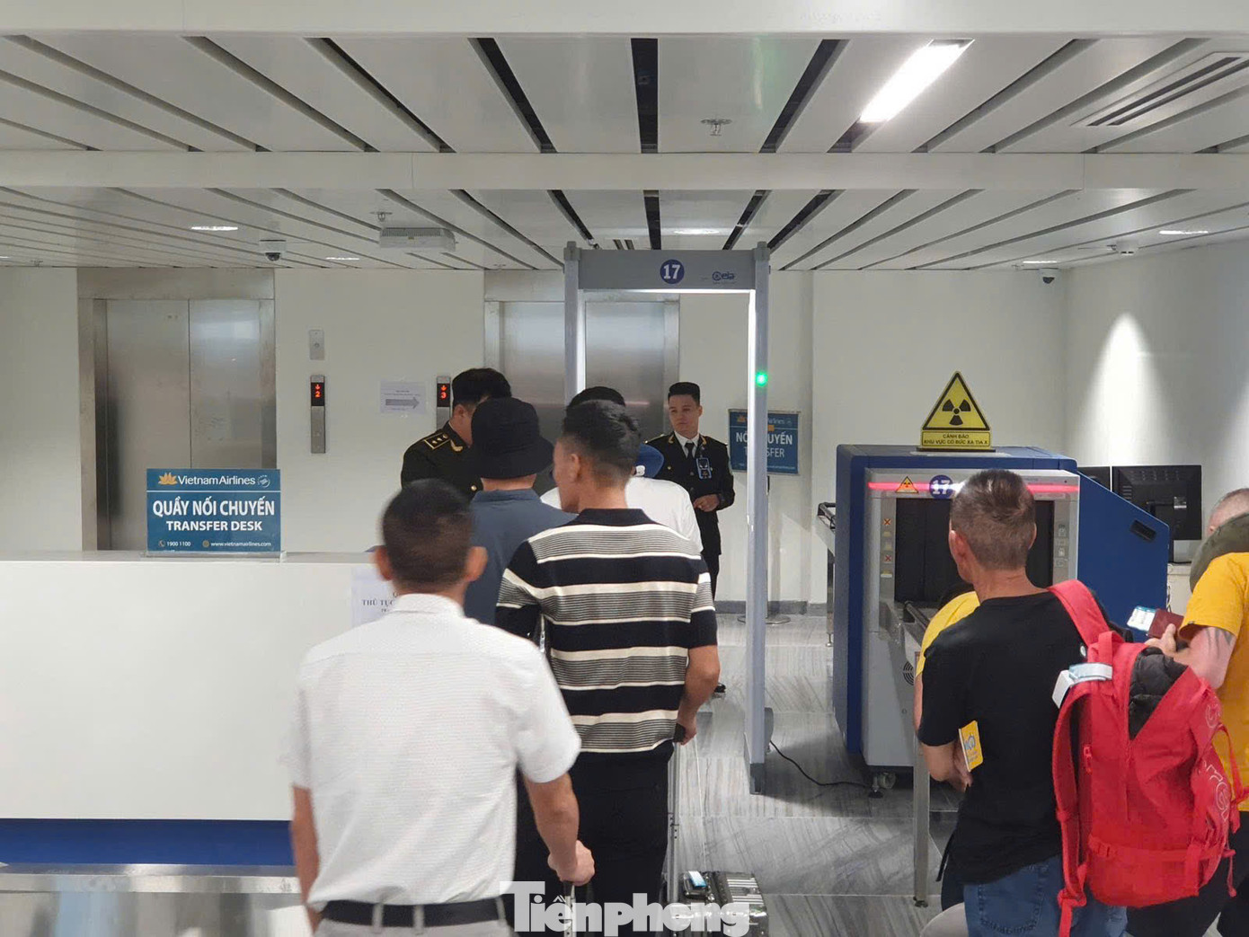 Hành khách tại khu vực quầy nối chuyến. Ảnh: Cảng HKQT Tân Sơn Nhất. Hành khách tại khu vực quầy nối chuyến. Ảnh: Cảng HKQT Tân Sơn Nhất.