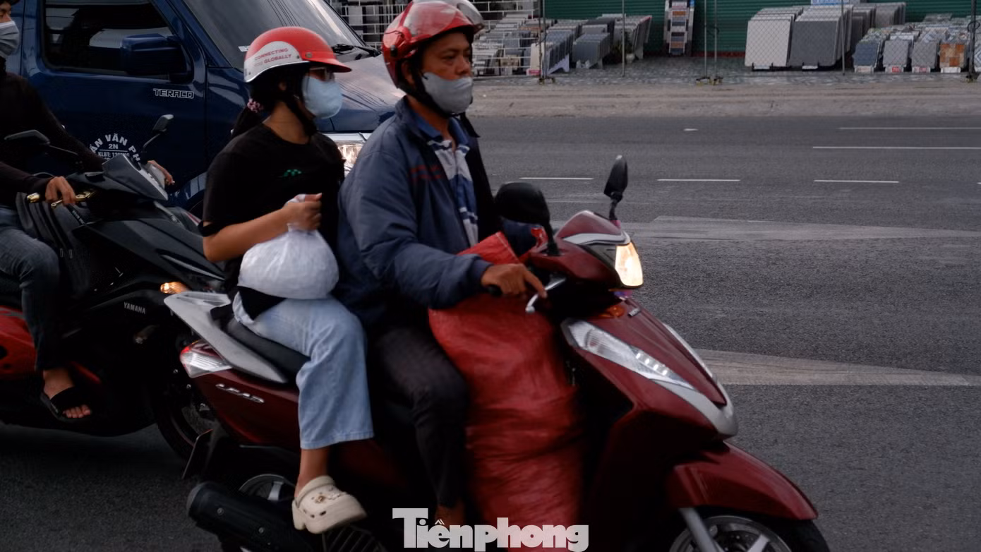 Người dân lỉnh kỉnh đồ đạc, hành lý quay trở lại TPHCM sớm dù chưa kết thúc kỳ nghỉ 30/4 - 1/5.