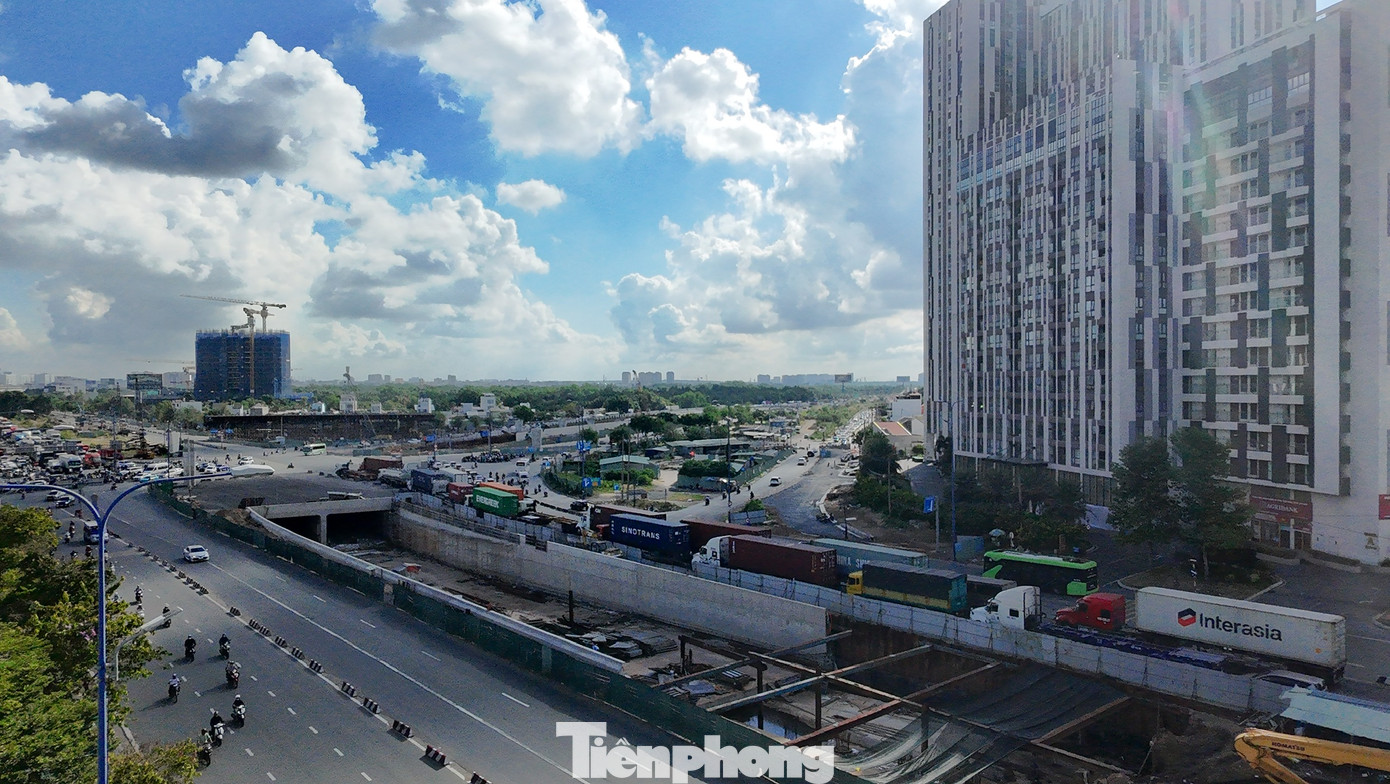 Ngoài hầm chui HC1, dự án xây dựng nút giao thông An Phú còn bao gồm công trình hầm chui HC2 dài 760m với tổng vốn hơn 343 tỷ đồng, cùng các cầu vượt và hệ thống giao thông phụ trợ.