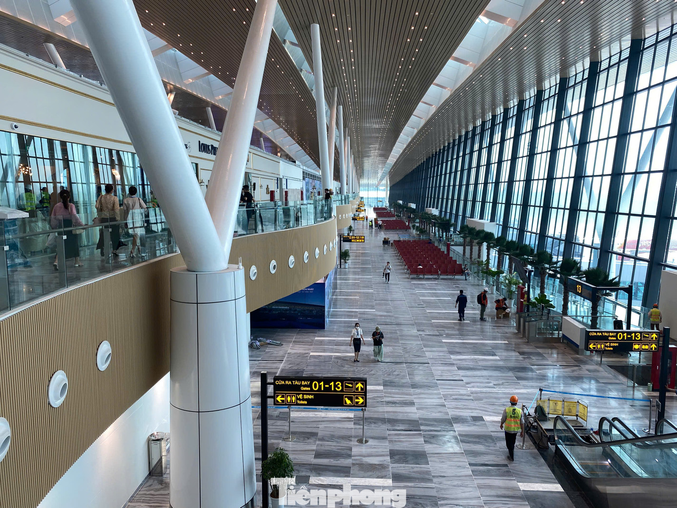 Khu vực sảnh chờ ra cửa khởi hành của nhà ga T3 - Cảng HKQT Tân Sơn Nhất. Ảnh: Hữu Huy. Khu vực sảnh chờ ra cửa khởi hành của nhà ga T3 - Cảng HKQT Tân Sơn Nhất. Ảnh: Hữu Huy.