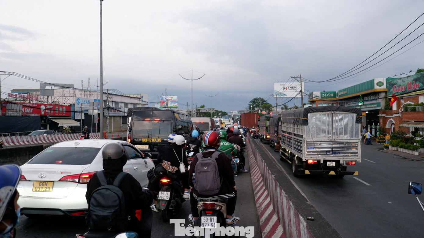 Phương tiện xếp hàng di chuyển chậm từ cầu vượt nút giao thông Bình Thuận đến nút giao giữa đường Lê Khả Phiêu - đường Hoàng Đạo Thúy.