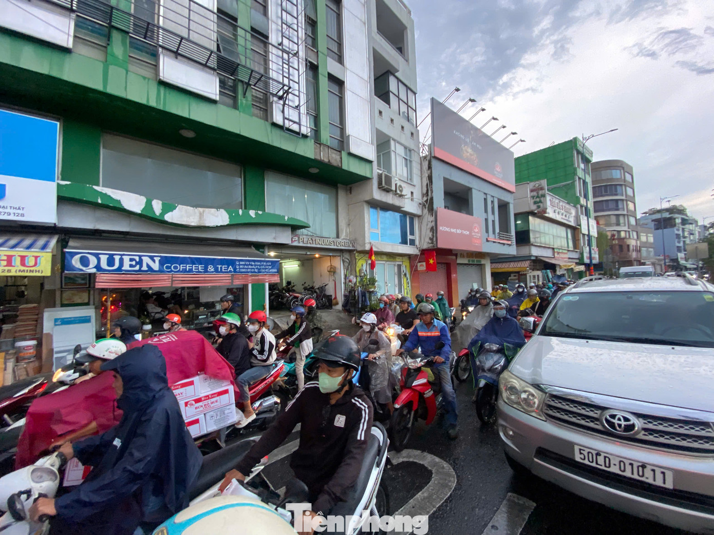 Sau cơn mưa dông, đường Võ Văn Kiệt (hướng từ trung tâm TPHCM đi quận 5) xảy ra ùn ứ. Sau cơn mưa dông, đường Võ Văn Kiệt (hướng từ trung tâm TPHCM đi quận 5) xảy ra ùn ứ.