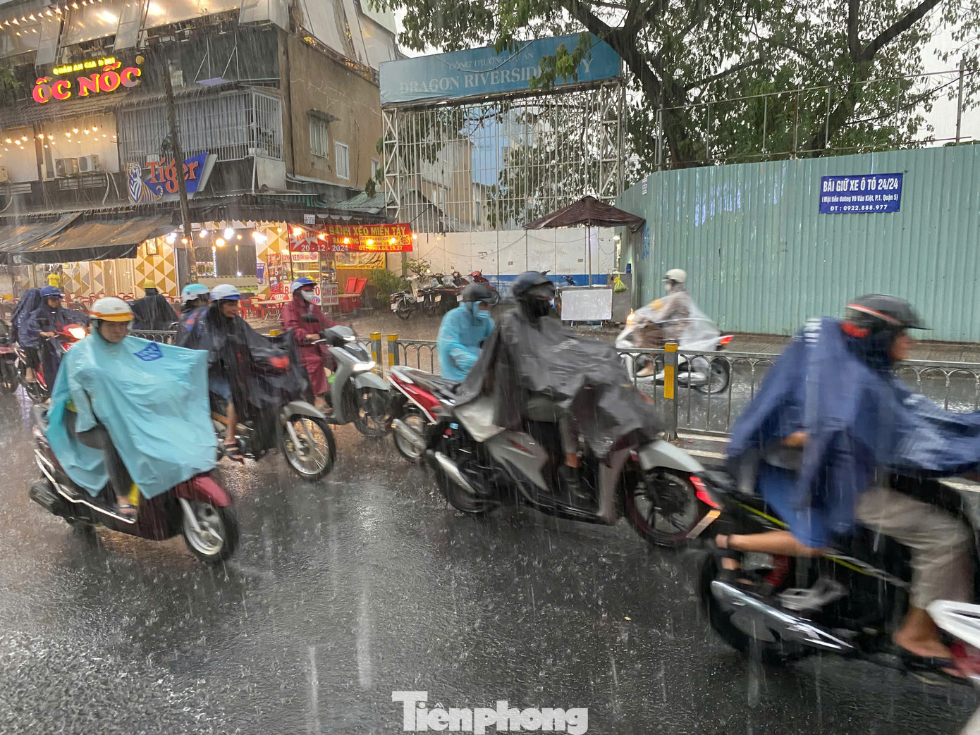 Từ ngày 20-21/6, khu vực TPHCM sẽ có mưa rào nhiều nơi, rải rác có dông, một số nơi mưa vừa đến mưa to. Ảnh minh họa: Hữu Huy Từ ngày 20-21/6, khu vực TPHCM sẽ có mưa rào nhiều nơi, rải rác có dông, một số nơi mưa vừa đến mưa to. Ảnh minh họa: Hữu Huy